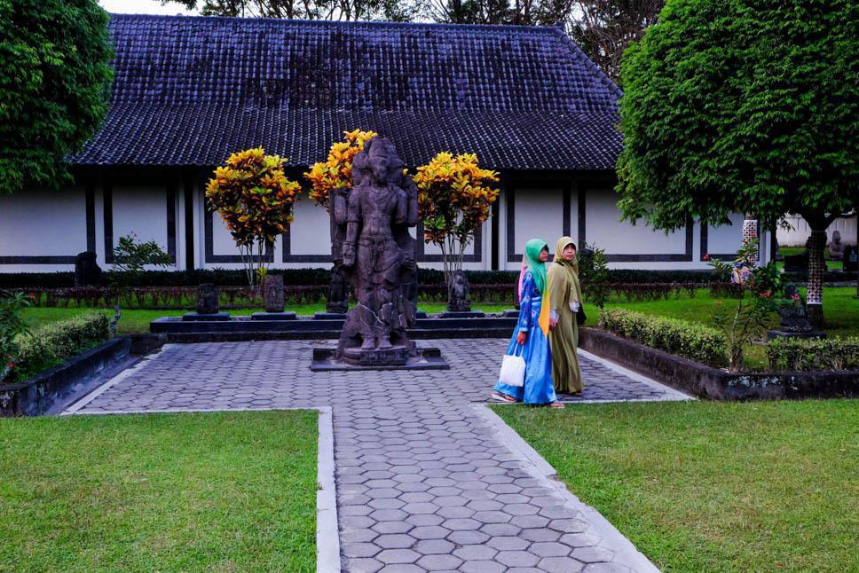 Photo title : Garden walk. Place : Prambanan, Java, Indonesia