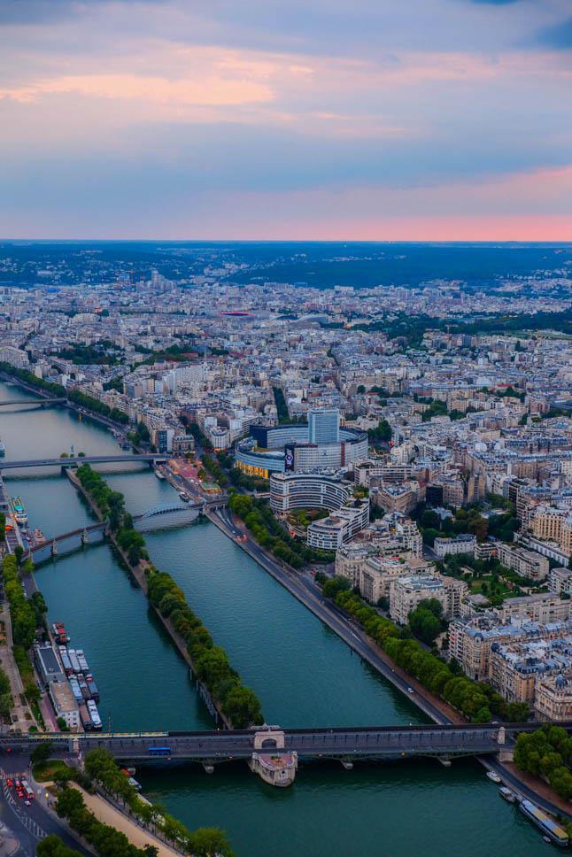 Photo title : Bir Hakeim bridge. Place : Paris, France
